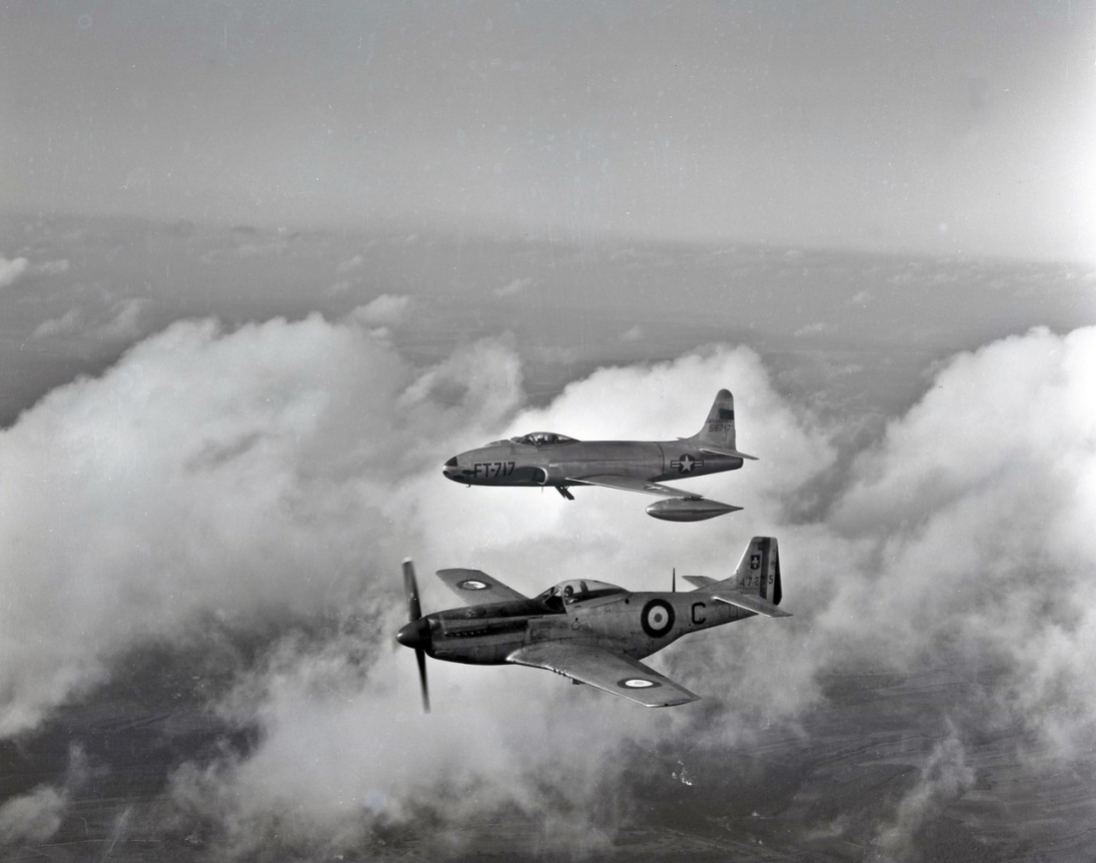 This is the same F-80 as seen in the first photo, but in the spirit of NATO cooperation, it flies with a Mustang of the French Air Force's Groupe de Reconnaissance GR II/33 "Savoie".